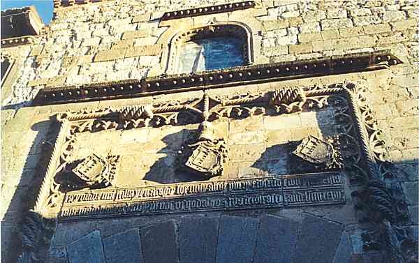 DETALLE DE LA PORTADA DEL PALACIO DE LOS CONTRERAS