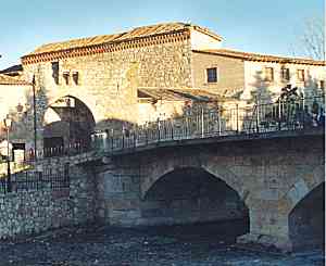 PONTE ROMANO SOBRE O RİO “AGUİSEJO”