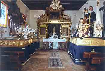 A L’INTÉRIEUR DE LA CHAPELLE DE LE SAINT-CHRIST